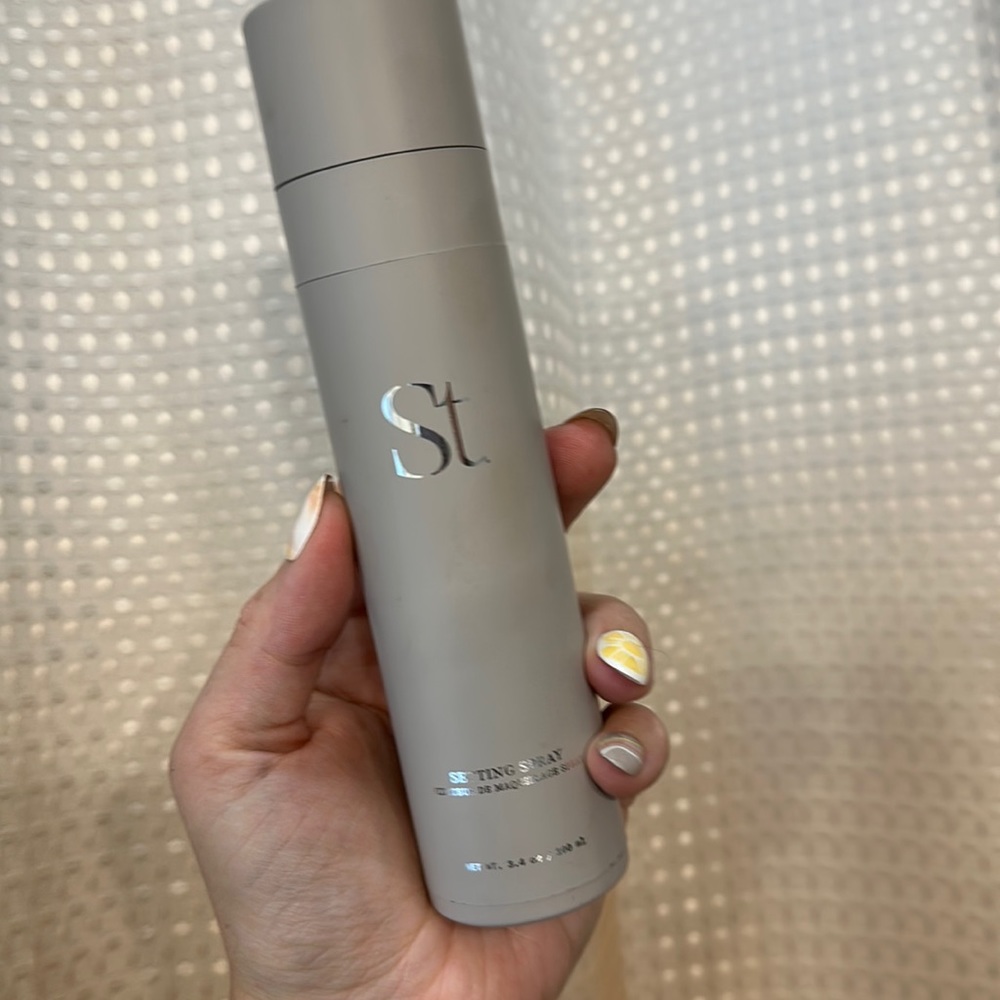 Seint setting spray.